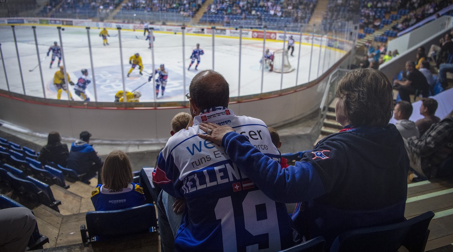 Zuschauer in der Swiss Arena waehrend dem Eishockey-Meisterschaftspiel der Swiss League zwischen dem EHC Kloten und dem HC Thurgau, am Samstag, 22. September 2018, in Kloten. (KEYSTONE/Melanie Duchene ...