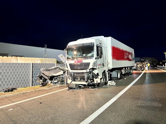 Am 28.03.2023 kurz vor 04:50 Uhr, hat sich auf der Umfahrung Bütschwil eine Kollision mit zwei beteiligten Autos und einem Sattelschlepper ereignet. Ein 42-jähriger Autofahrer wurde schwer verletzt, e ...