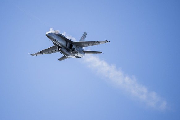 ARCHIVBILD ZUR OFFERTANFRAGE FUER NEUE KAMPFFLUGZEUGE --- A F/A-18 Hornet of the Swiss Air Force combats a target at the shooting event at Axalp, Tuesday, October 10, 2017. Every year in late autumn, ...