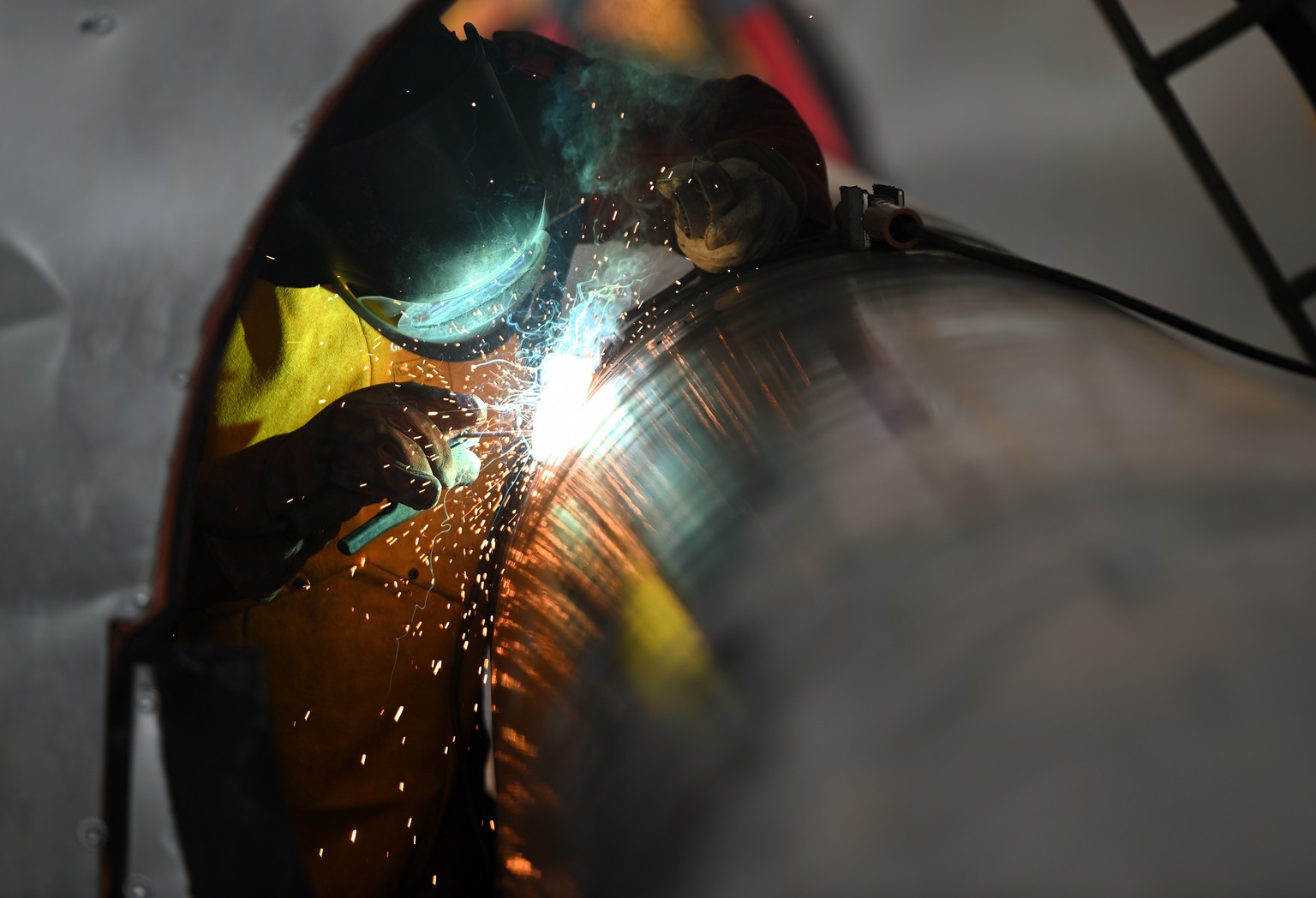 epaselect epa10442600 A worker welds pipes during the specialized construction activities of the gas interconnection &#039;Bulgaria and Serbia&#039; (IBS) in the village of Goletovtsi, Bulgaria, 01 Fe ...