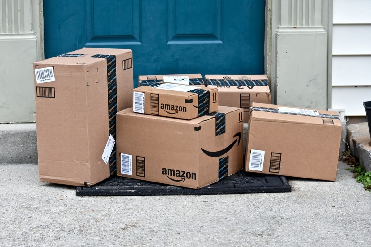 Amazon-Pakete: Nicht selten fällt für ein kleines Produkt viel Verpackungsmüll an.