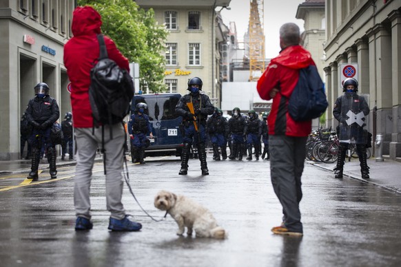 Zwei Corona-Skeptiker stehen vor einer Polizeisperre in der Naehe des Bundesplatzes, am Samstag, 15. Mai 2021, in Bern. Die Polizei hat die Umgebung um den Bundesplatz wegen einer erwarteten Demonstra ...