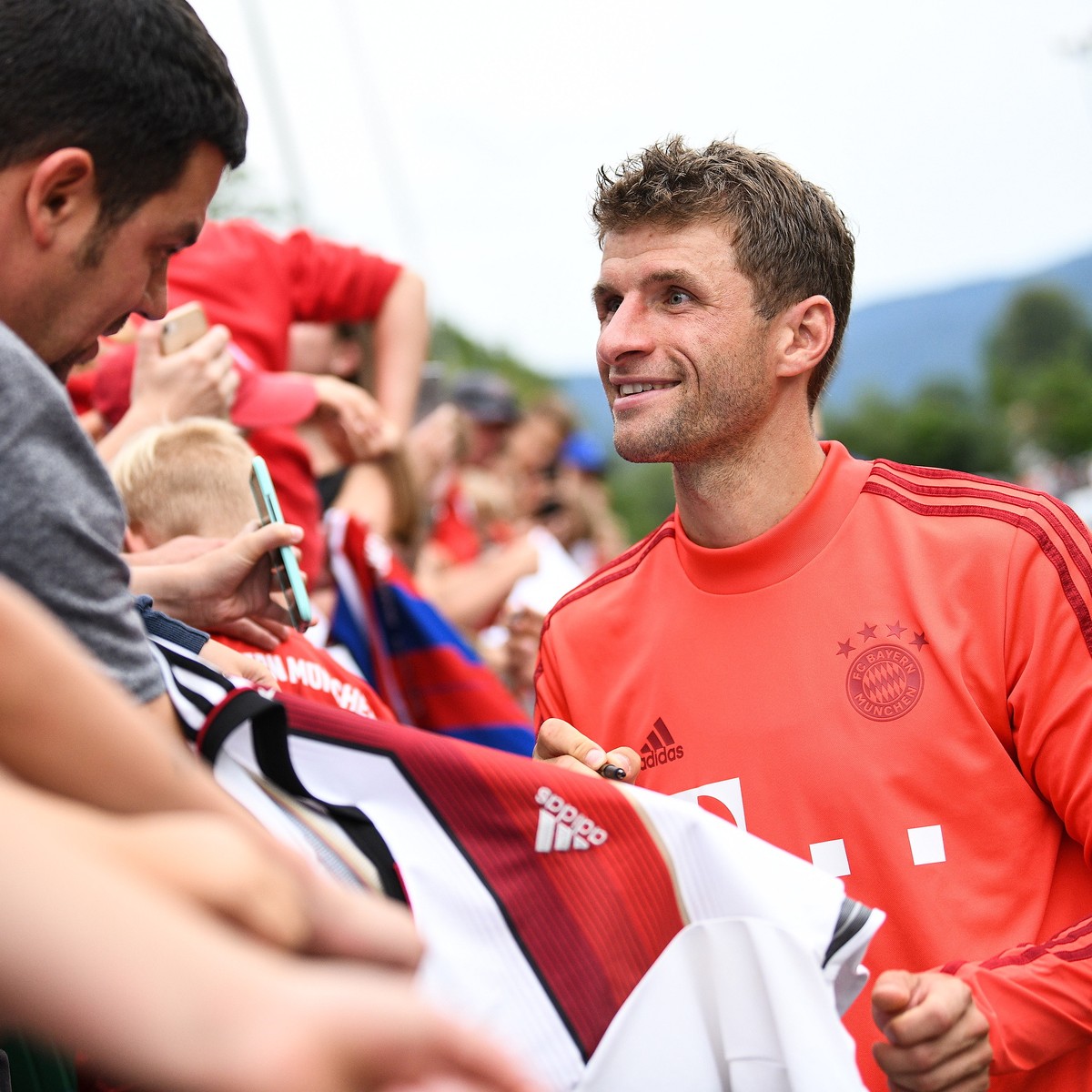 epa07759468 Bayern's Thomas Mueller gives autographs during a public training session of the FC Bayern Muenchen training camp in Rottach Egern, Germany, 06 August 2019. The german first dvision s ...