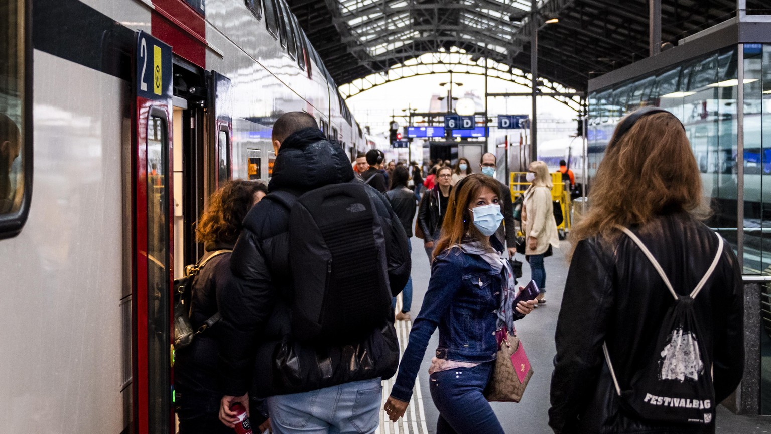 epa08415058 Commuters get off from a train at the CFF/SBB station during the spread of the pandemic Coronavirus (COVID-19) disease in Lausanne, Switzerland, Monday, May 11, 2020. In Switzerland from t ...