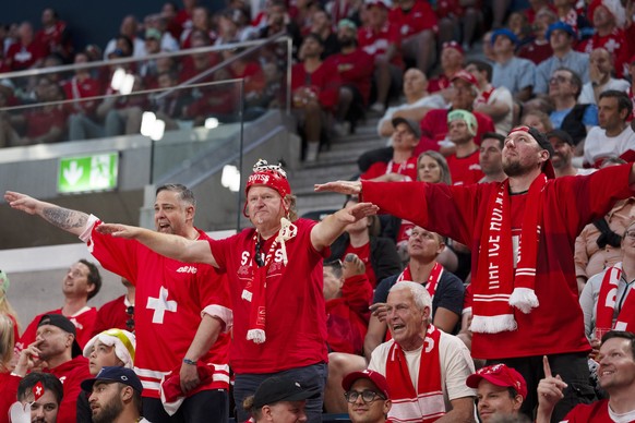 <p>«Kein Tor!»: Die Schweizer Fans zeigen den Entscheid der Schiris nach dem vermeintlichen 2:0 von Schweden an.</p>