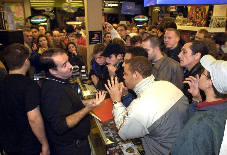 Le gerant d&#039;un magasin tente de calme les clients venus en nombre pour acquerir la nouvelle console de jeux. Apres le Japon et les Etats Unis et une longue attente la nouvelle machine de Sony la  ...