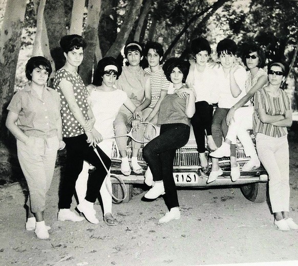 «Wir wollen nicht nackt sein. Aber wir wollen frei entscheiden, was wir anziehen»\nWenn man sich überlegt, wie die Frauen vor der Revolution gekleidet waren, ist es nur traurig, dass durch diese Revol ...
