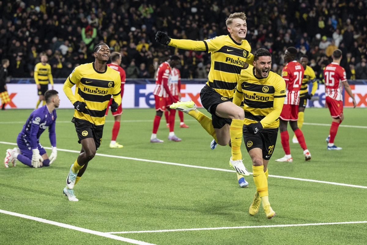 epaselect epa10999904 YB's Joel Monteiro, Lewin Blum and Loris Benito, from left, celebrate their score to 2-0 during the UEFA Champions League group G soccer match between Switzerland's BSC ...