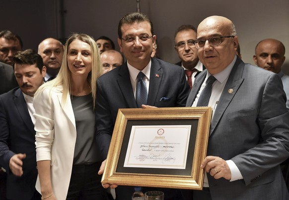 Ekrem Imamoglu (Mitte) erhält die Ernennungsurkunde als Bürgermeister von Istanbul.