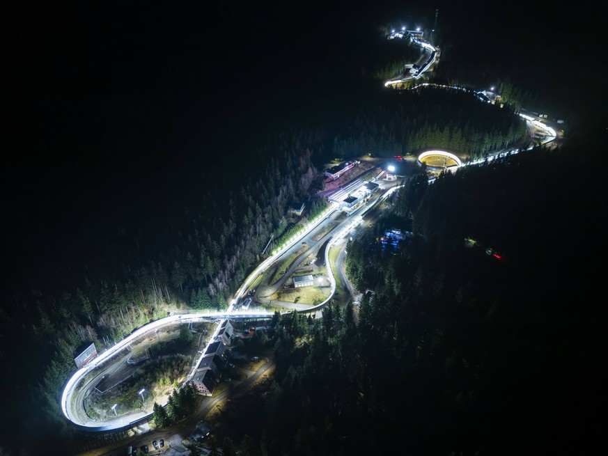 Rennschlitten- und Bobbahn Altenberg Die Rennschlitten- und Bobbahn Altenberg ist eine Kunsteisbahn f�r den Bob-, Skeleton- und Rennrodelsport in Deutschland. Die Bahn mit einer Gesamtl�nge von 1413 m ...