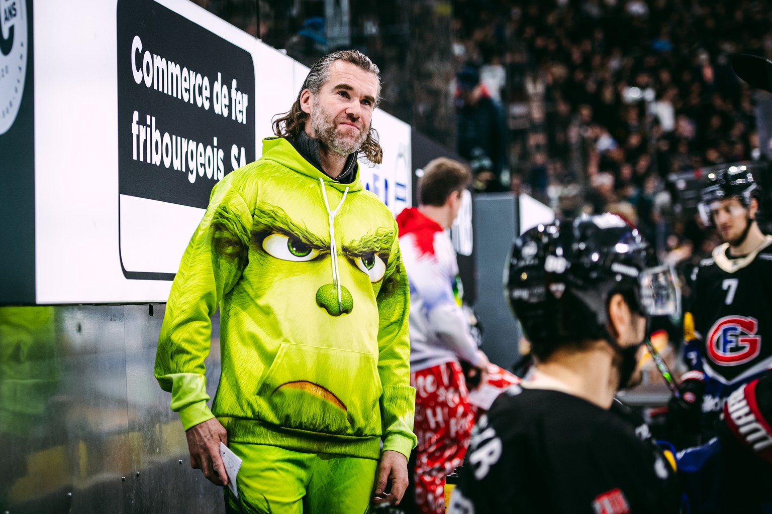 L?entraineur fribourgeois Christian Dube, avec son ensemble de Noel � Le Grinch �, lors du match du championnat suisse de hockey sur glace de National League entre le HC Fribourg-Gotteron, HCFG, et Ge ...