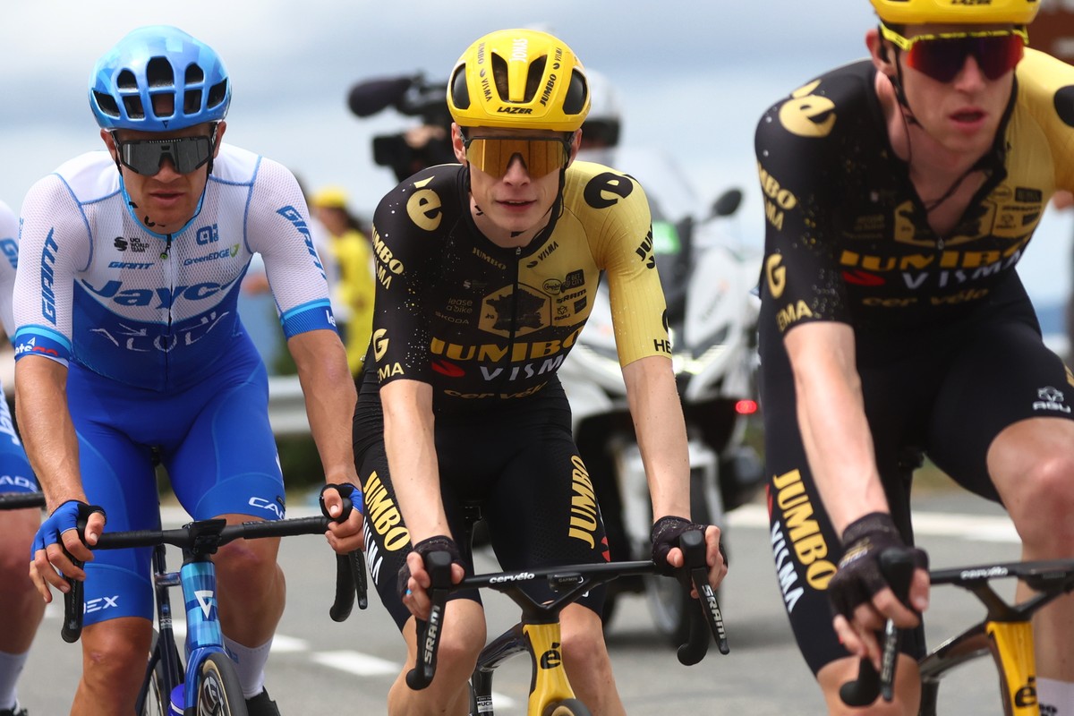 Derrière les lunettes, Jonas Vingegaard a les yeuy rivés vers le maillot jaune et tant pis pour les sentiments.