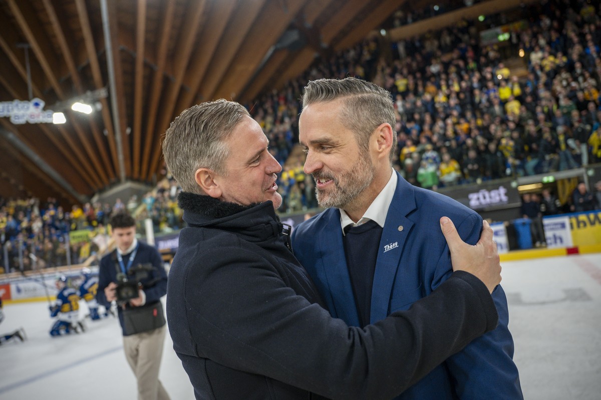Der unterlegene Zuger Head Coach Dan Tangnes (EVZ), links gratuliert dem Davoser Head Coach Josh Holden (HVD) zu seinem 5:2 Sieg und damit Einzug in das Halbfinale beim vierten Eishockey Playoff Viert ...