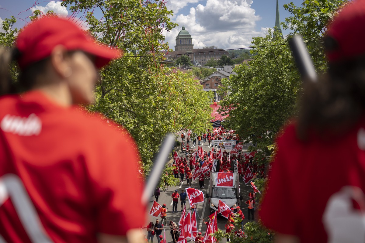 Demonstranten halten Schilder und Transparente am Samstag, 17. Mai 2025 in Zuerich. Bauarbeiter demonstrieren im Zusammenhang mit den Verhandlungen �ber einen neuen Landesmantelvertrag im Bauhauptgewe ...