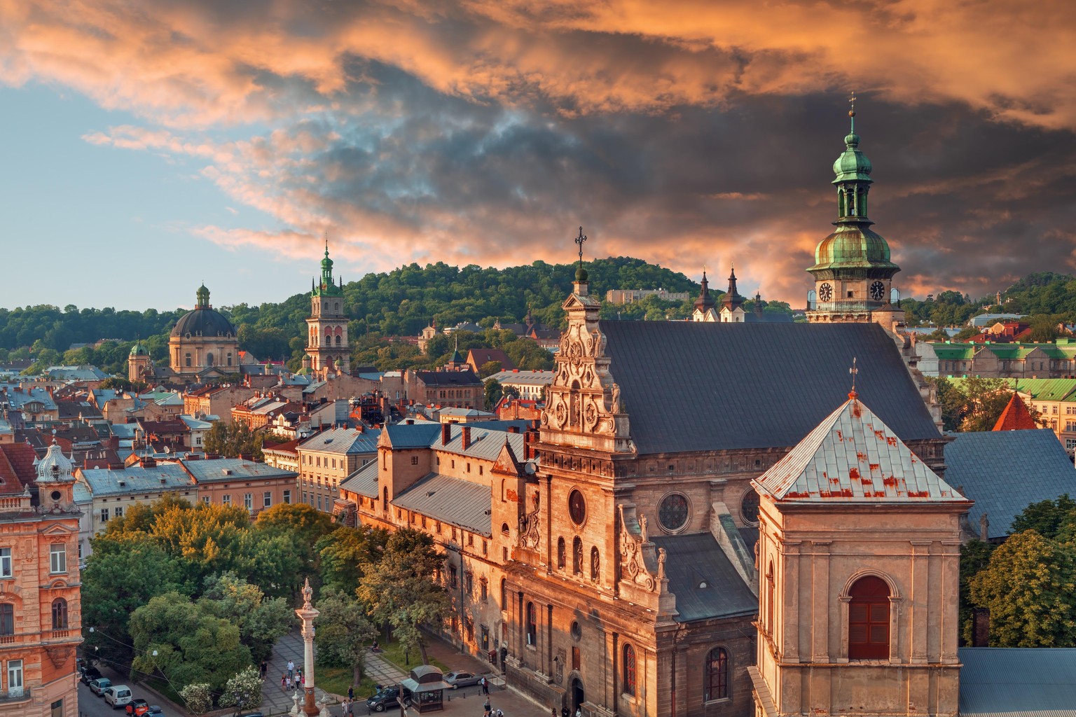 Lwiwer Historiker City Center Skyline bei Sonnenuntergang, Ukraine