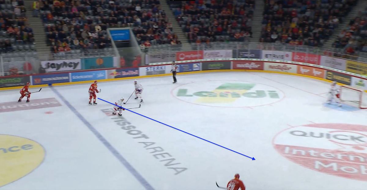 Sever kann den Puck problemlos auf den freistehenden Toni Rajala spielen.