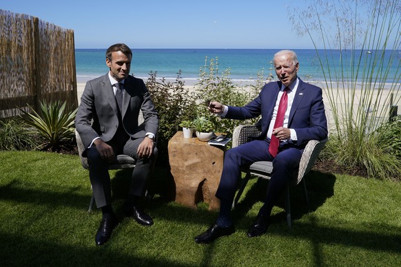Biden und Macron am Strand von Cornwall.