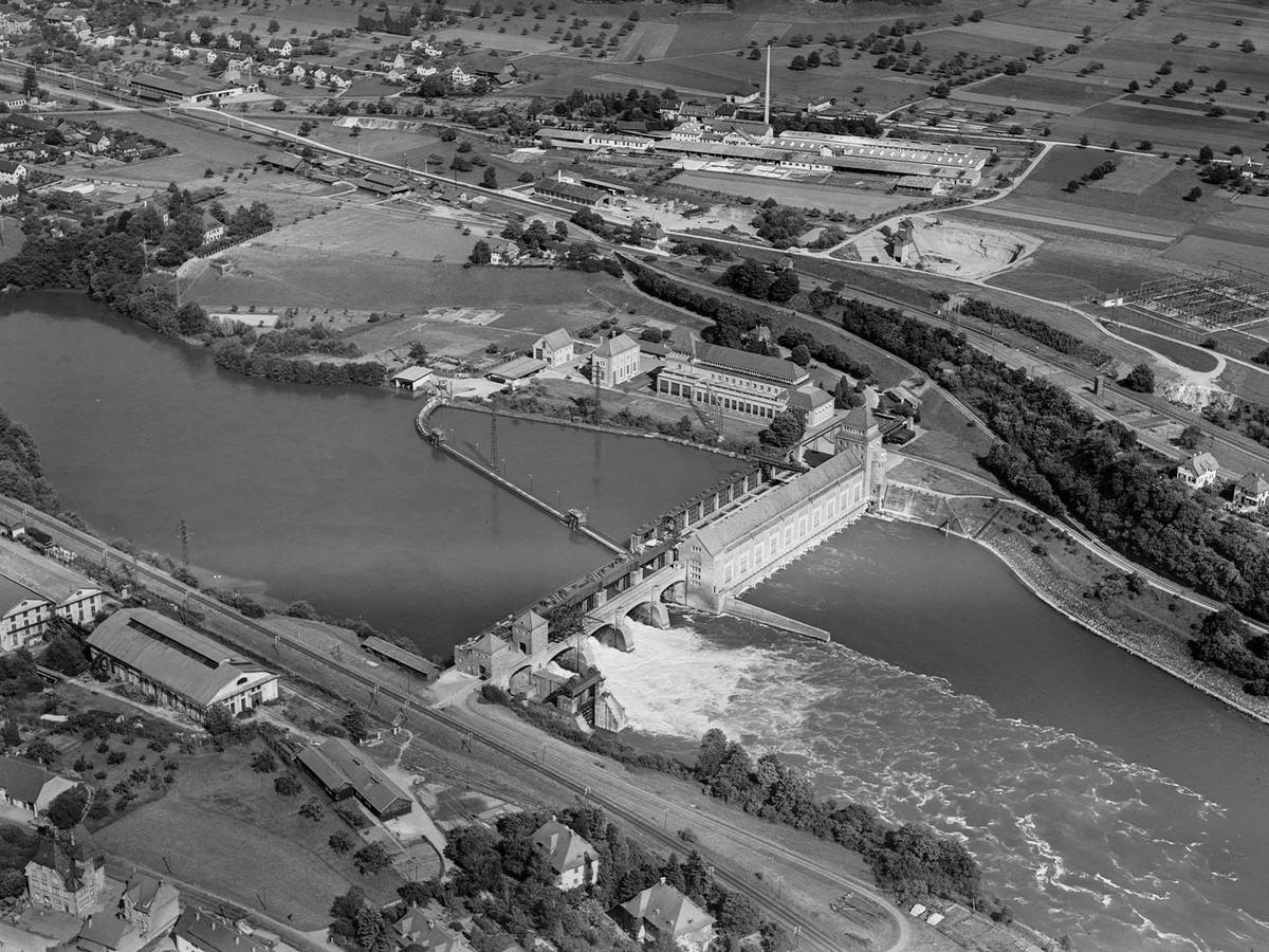 Das 1914 in Betrieb genommene Laufwasserkraftwerk Laufenburg am Hochrhein steht heute unter Denkmalschutz und ist in der Schweiz als Kulturgut von nationaler Bedeutung deklariert. Aufnahme vom 26.05.1 ...