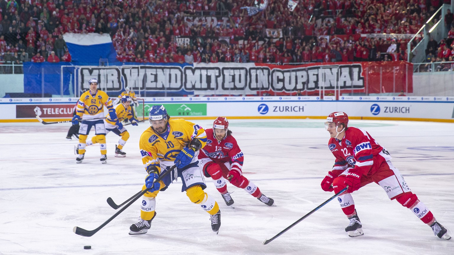 HC Davos Stuermer Andres Ambuehl, links, gegen SC Rapperswil-Jona Lakers Stuermer Cedric Huesler (#12) und Verteidiger Cedric Haechler, rechts, waehrend dem Halbfinal des Swiss Ice Hockey Cups 2019/20 ...