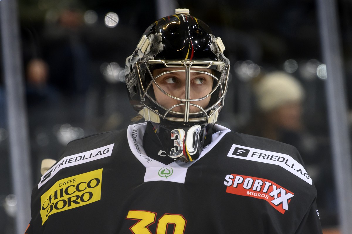Berns Torhueter Philip Wuethrich, beim Eishockey Meisterschaftsspiel der National League zwischen dem SC Bern und Geneve-Servette HC, am Dienstag, 25. Januar 2022, in der Postfinance Arena in Bern. (K ...