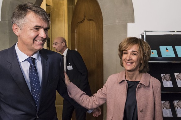 Ursula Wyss, rechts, gratuliert Alec von Graffenried zu dessen Wahl zum Stadtpraesidenten nach dem zweiten Wahlgang fuer das Stadtpraesidium, am Sonntag, 15. Januar 2017 im Rathaus in Bern.
Alec von G ...