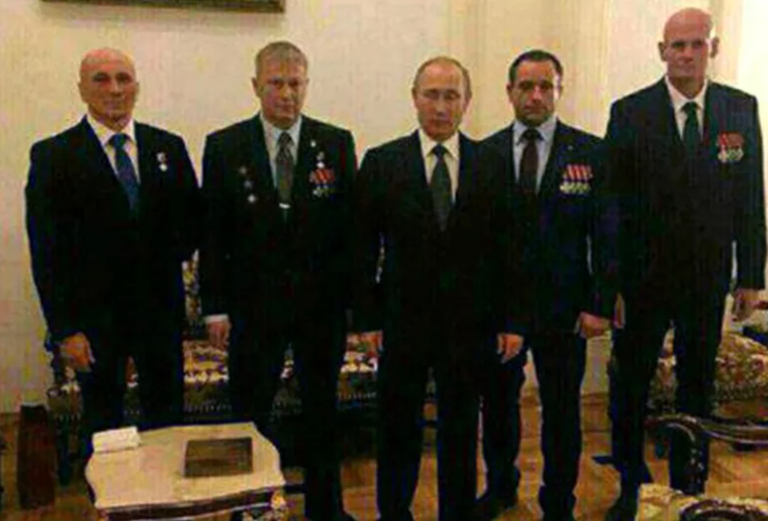 Les commandants Wagner autour de Poutine. De gauche à droite: Andrey Bogatov, Andrey Troshev, Vladimir Poutine, Alexander Kuznetsov, Dmitry Utkin.