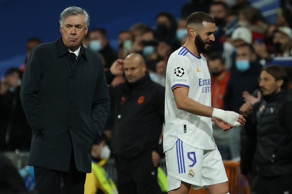 epa09561989 Real Madrid&#039;s striker Karim Benzema (R) greets Real Madrid&#039;s head coach Carlo Ancelotti (L) after being substituted during the UEFA Champions League group D soccer match between  ...