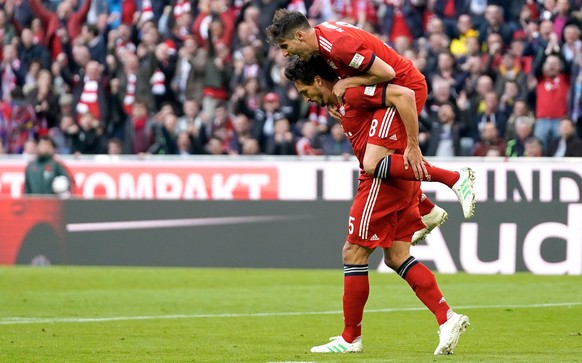 epa07488944 Bayern&#039;s Mats Hummels (L) celebrates scoring the first goal with Bayern&#039;s Javi Martinez (R) during the German Bundesliga soccer match between FC Bayern Munich and Borussia Dortmu ...