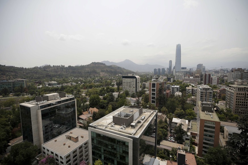 epa08108676 A panoramic view of Santiago, Chile, 06 January 2020. Smoke from the severe fires in Australia, considered among the worst of the century with almost six million hectares burnt, arrived in ...