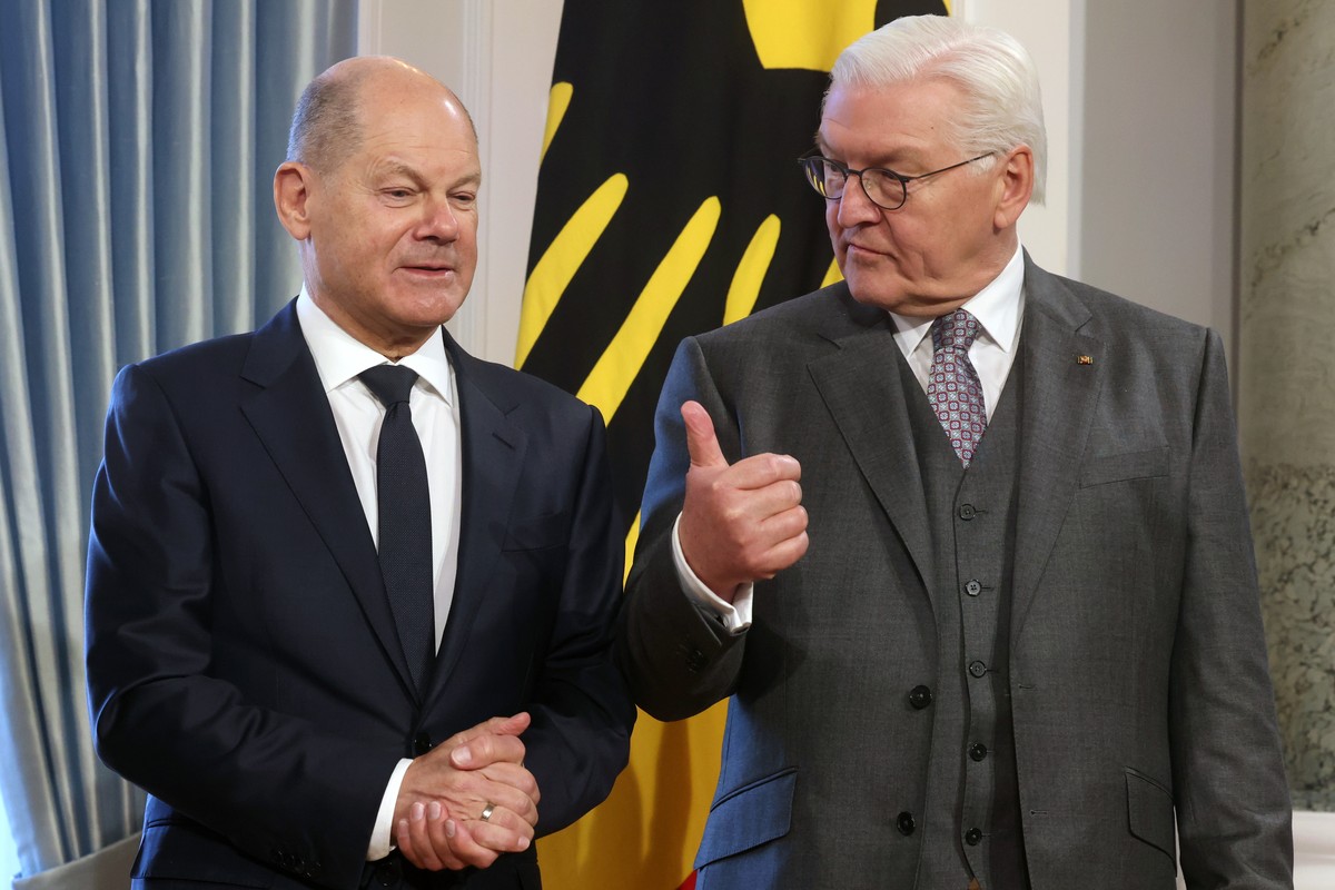 epa11065656 German President Frank-Walter Steinmeier (R) gestures next to German Chancellor Olaf Scholz during the New Year's reception at the Bellevue Palace in Berlin, Germany, 09 January 2024. ...