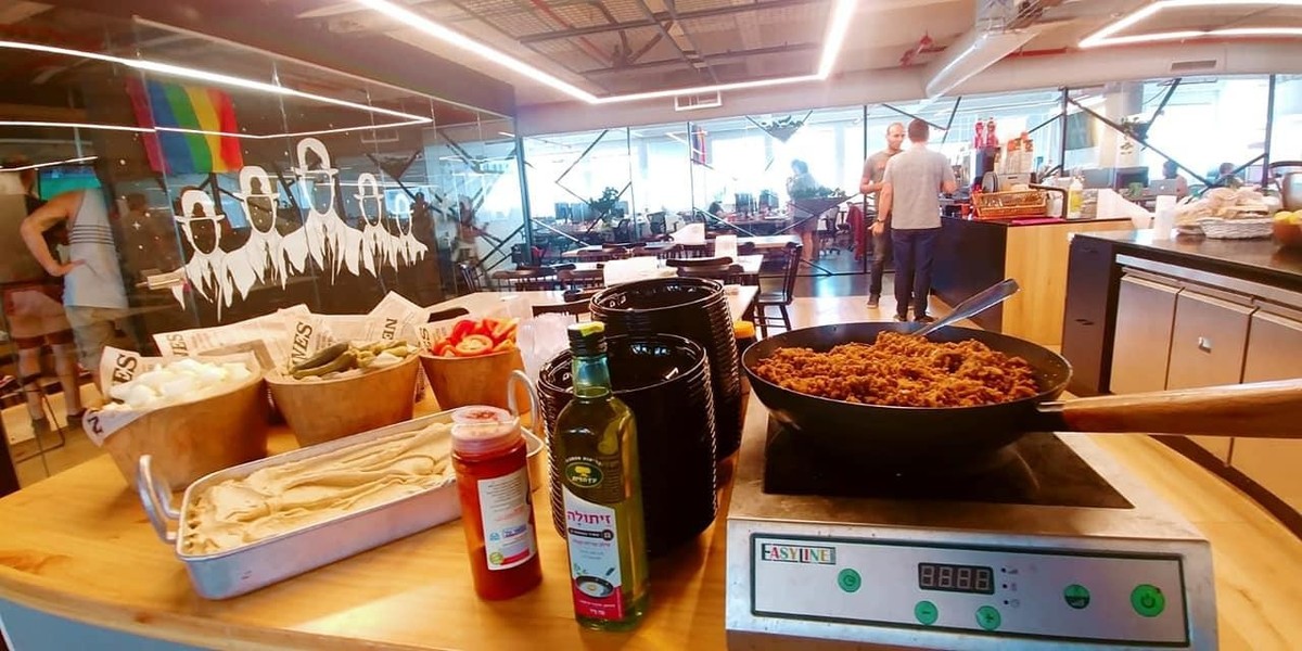 Von der israelischen Spyware-Firma Candiru gibt es kaum Fotos. Diese ältere Aufnahme wurde von einer Catering-Firma auf Facebook veröffentlicht.