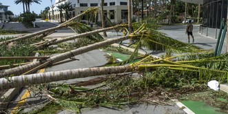 Apokalyptische Szenen nach Hurrikan + Swiss lässt Passagiere in Miami + Erste Plünderungen