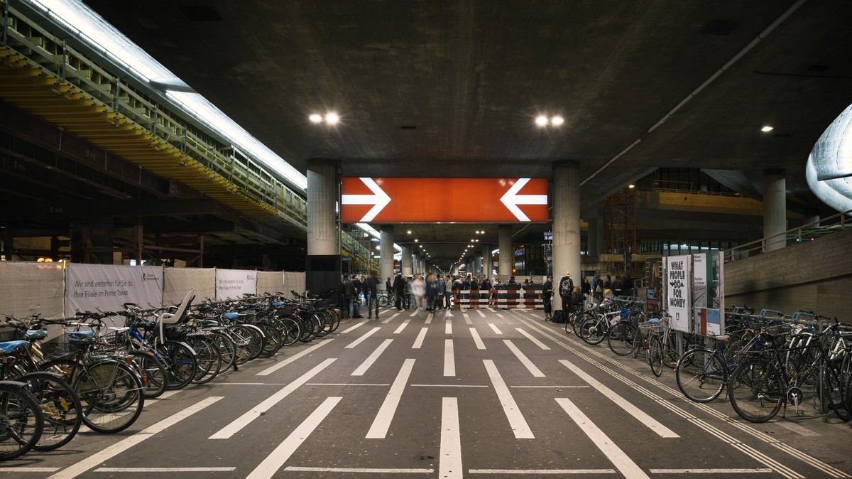 HEUTE, MITTWOCH, 06. JULI 2016, STELLEN WIR IHNEN FOLGENDES NEUES BILDMATERIAL VON ZUERICH BEI NACHT ZUR VERFUEGUNG --- Hardbruecke railway station in Zurich, Switzerland, pictured on the night of Jun ...