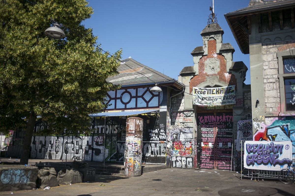 Die Berner Reitschule und ihr Vorplatz am Sonntag, 10. Juli 2016 in Bern. Die Betreiber des Kulturzentrum Reitschule haben am Samstagnachmittag ueberraschend bekanntgegeben, dass sie "bis auf Wei ...
