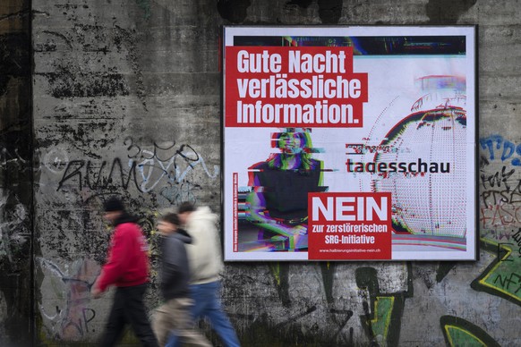 Ein Plakat mit der Aufschrift Gute Nacht verlaessliche Information, wirbt fuer ein Nein zur zerstoererischen SRG-Initiative (Halbierungsinitiative, 200 Franken sind genug), fotografiert am Dienstag, 1 ...