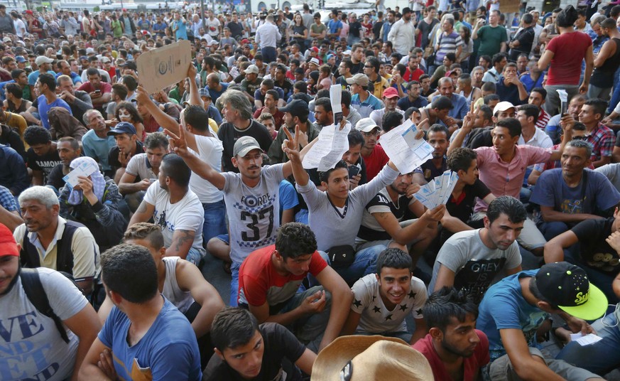 Syrische Flüchtlinge vor dem Bahnhof in Budapest.