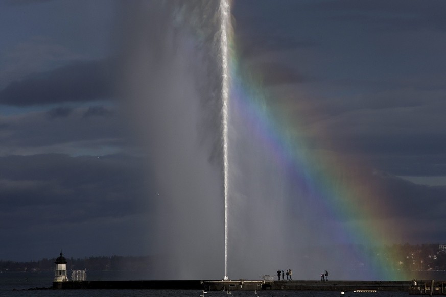 A rainbow is formed next to the famous water fountain (Jet d&#039;eau) in front of a lighthouse of the Geneva&#039;s harbour, in Geneva, Switzerland, Sunday, December 16, 2012. (KEYSTONE/Salvatore Di  ...