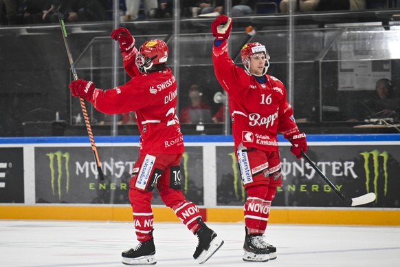 Nico Duenner (SCRJ), links, bejubelt sein 4-2 mit Tanner Fritz, im Eishockeyspiel der National League zwischen den Rapperswil-Jona Lakers und den ZSC Lions, am Dienstag, 28. Januar 2025, in der St. Ga ...