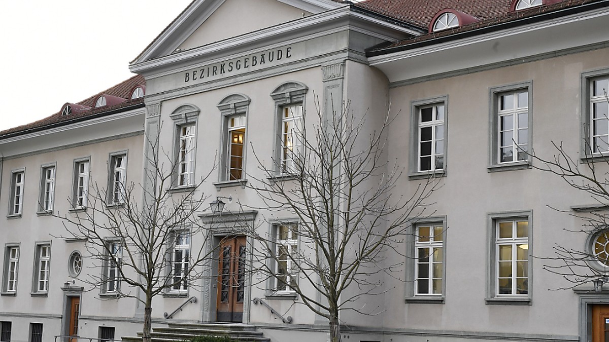 Lebenslänglich, aber keine Verwahrung: Das Bezirksgericht Bülach hat im Mordfall Boppelsen/Utzingen sein Urteil gefällt. (Archivbild)