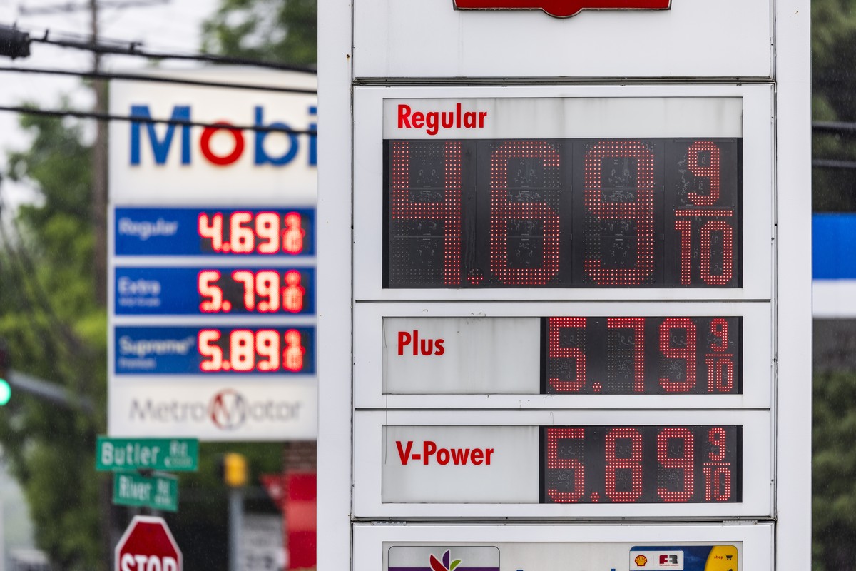 epa12984340 Fuel prices are displayed outside a gas station in Washington, DC, USA, 22 May 2026. Average US gasoline prices rose above 4.50 US dollars per gallon, according to the American Automobile  ...