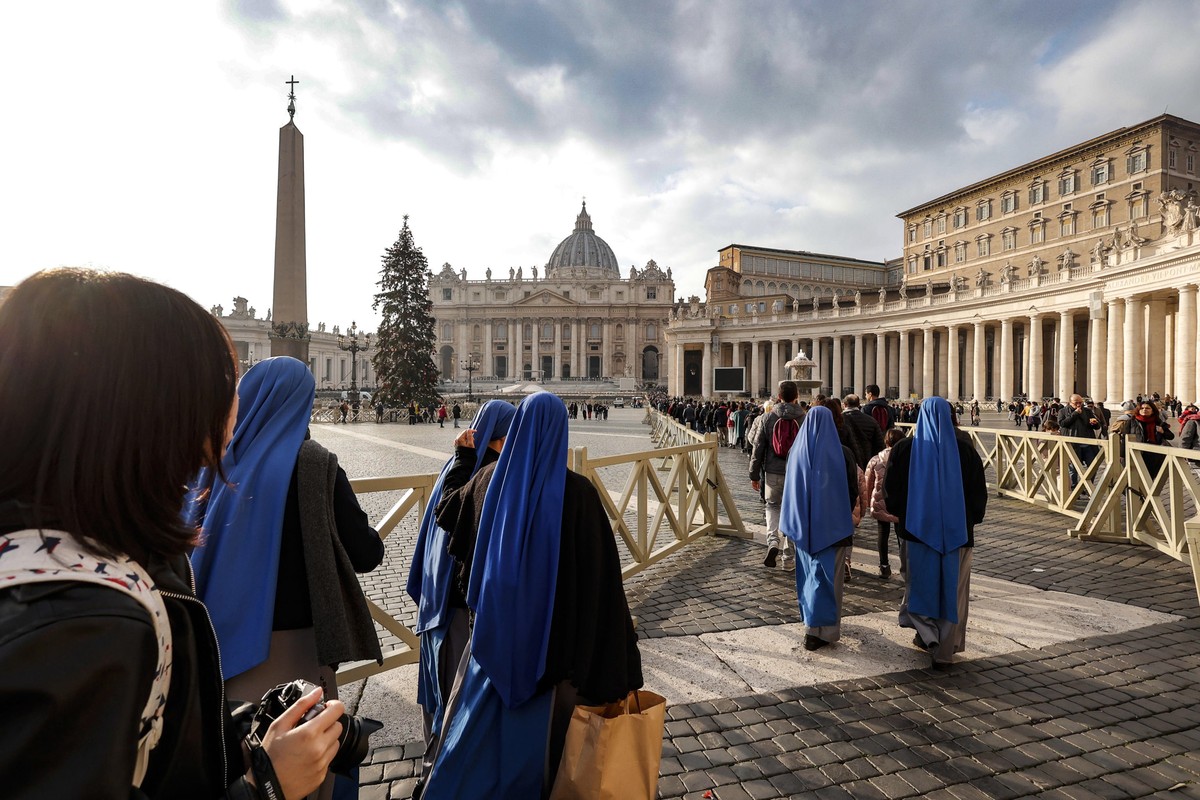 epa10386542 Nuns, priests and faithful in Saint Peter's Square to pay the last tribute to Pope emeritus Benedict XVI, Vatican City, 02 January 2023. EPA/GIUSEPPE LAMI