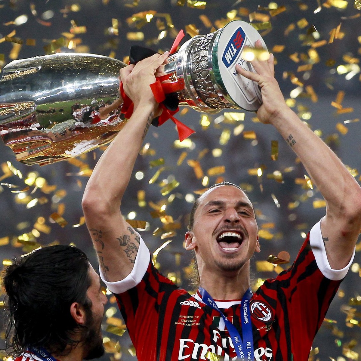epa02857198 AC Milan's Zlatan Ibrahimovic lifts the trophy after winning the Italian Supercup match between AC Milan and Inter Milan at the Birds Nest Stadium in Beijing, China, 06 August 2011. E ...