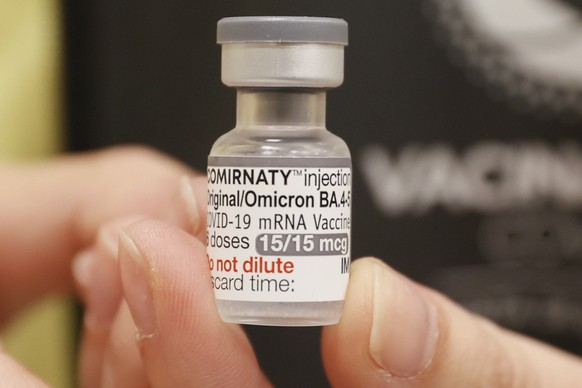 epa10206844 A nurse prepares the fourth dose of the covid-19 vaccine at an elder&#039;s residence in Santiago de Compostela, Galicia, Spain, on the first day of the vaccination campaign for the fourth ...