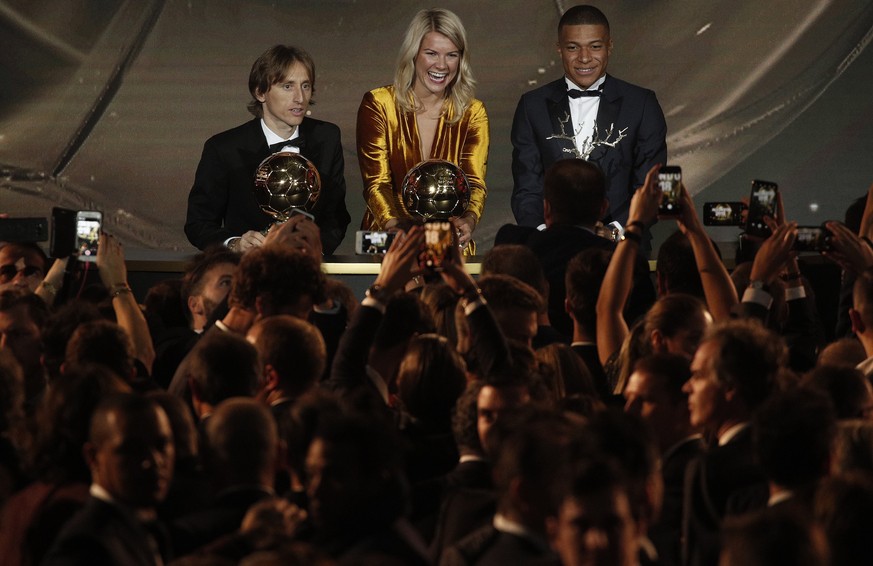 epa07206920 (L-R) Real Madrid&#039;s Luka Modric Olympique Lyonnais&#039; Ada Hegerberg and Paris St Germain&#039;s Kylian Mbappe holds their &#039;Ballon d&#039;Or&#039; (Golden ball) trophies during ...