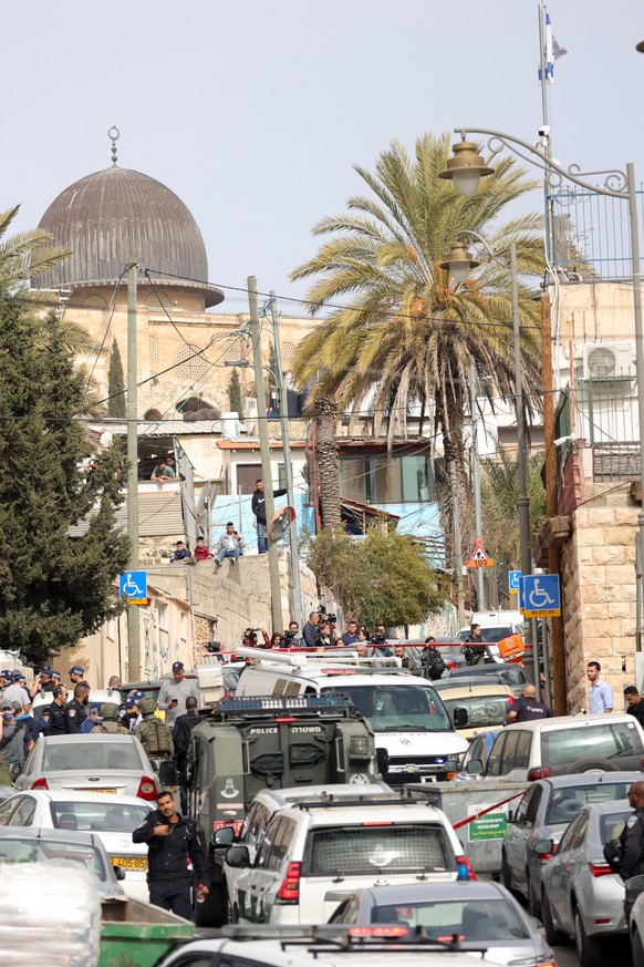 epa10435490 Israeli security forces at the scene of a shooting near the Old City in Silwan neighborhood in Jerusalem, 28 January 2023, a day after deadly attack on synagogue. According to Israeli poli ...