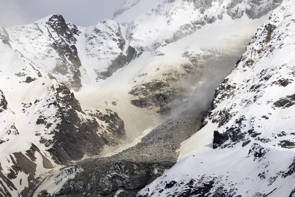 Felsen und Geroell von einem Felssturz liegen auf dem Nestgletscher, an einer Flanke des Berges Bietschhorn im Loetschental, am Montag, 19. Mai 2025, aufgenommen auf einer Alp ueber der Ortschaft Wile ...