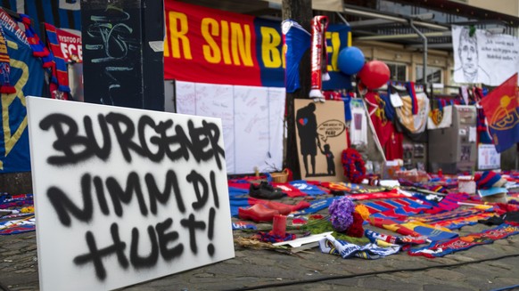 ARCHIVBILD ZUR MELDUNG, DASS DAVID DEGENS KAUFANGEBOT FUER DEN FC BASEL --- Ein Plakat mit der Aufschrift BURGENER NIMM DI HUET! steht beim FCB-Mahnmal auf dem Barfuesserplatz in Basel am Donnerstag,  ...