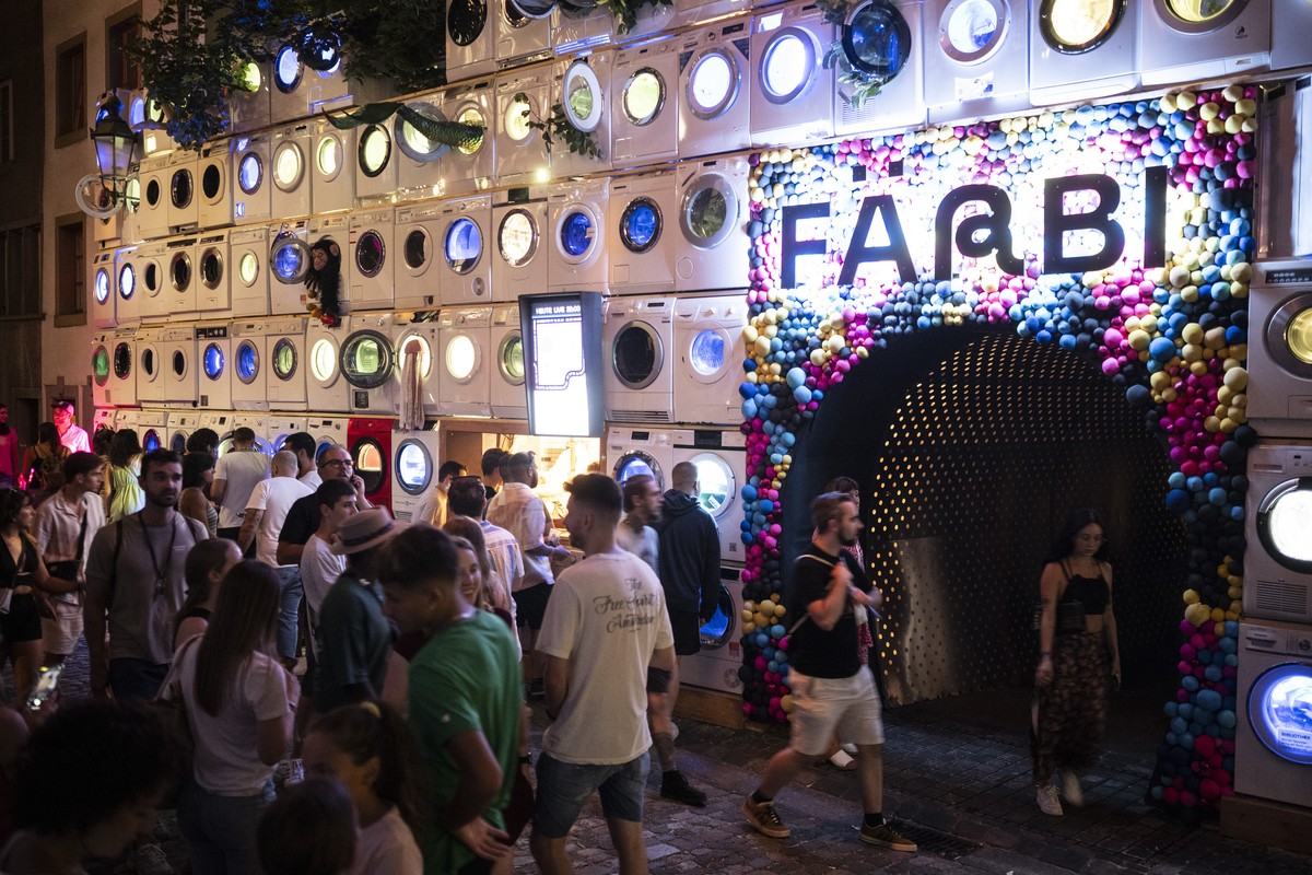 Besucher bewegen sich an der Badenfahrt 2023, aufgenommen am Freitag, 18. August 2023 in Baden. Das Volksfest Badenfahrt, das nur alle zehn Jahre stattfindet, dauert vom 18. bis zum 27. August 2023 st ...