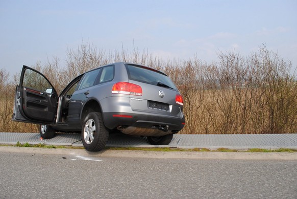 Fahrzeug der flüchtigen Fahrzeugdiebe&nbsp;auf der Autobahn A1 bei Payerne, Waadt (April 2010).