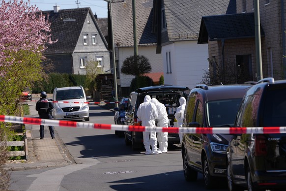 06.04.2025, Rheinland-Pfalz, Weitefeld: Spurensicherung und Polizei arbeiten in Weitefeld im Westerwald. Drei Menschen sind in Weitefeld im Westerwald tot aufgefunden worden. Foto: Thomas Frey/dpa +++ ...